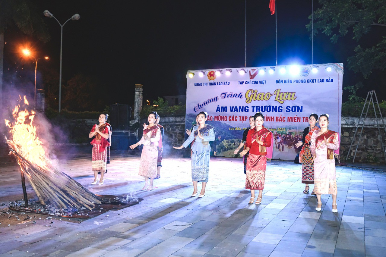 Tiết mục văn nghệ của UBND thị trấn Lao Bảo.